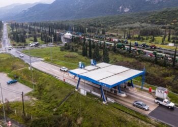 Εικόνα από το μπλόκο των αγροτών στον Μπράλο, πριν αρχίσουν οι πολύωρες καθυστερήσεις, εν μέσω αγροτικών καθυστερήσεων (φωτ.: Αντώνης Νικολόπουλος/ EUROKINISSI)