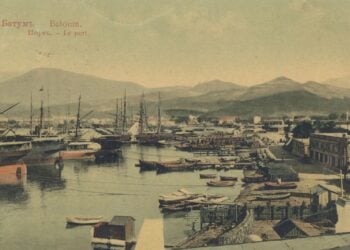 Το λιμάνι του Βατούμ στις αρχές του 20ού αιώνα, σε καρτ ποστάλ. Από εκεί εξαγόταν το πετρέλαιο του Καυκάσου προς τη Μεσόγειο και την Ευρώπη. Μετά την κατασκευή της σιδηροδρομικής γραμμής που συνέδεσε το Μπακού με το Βατούμ το 1883, το λιμάνι έγινε ένα από τα σημαντικότερα κέντρα εξαγωγής πετρελαίου στον κόσμο (πηγή: coe.int/colourful-stories-of-old-batumi)