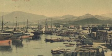 Το λιμάνι του Βατούμ στις αρχές του 20ού αιώνα, σε καρτ ποστάλ. Από εκεί εξαγόταν το πετρέλαιο του Καυκάσου προς τη Μεσόγειο και την Ευρώπη. Μετά την κατασκευή της σιδηροδρομικής γραμμής που συνέδεσε το Μπακού με το Βατούμ το 1883, το λιμάνι έγινε ένα από τα σημαντικότερα κέντρα εξαγωγής πετρελαίου στον κόσμο (πηγή: coe.int/colourful-stories-of-old-batumi)