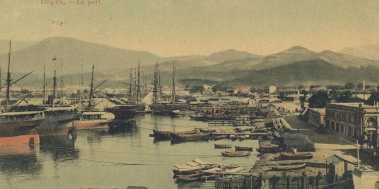 Το λιμάνι του Βατούμ στις αρχές του 20ού αιώνα, σε καρτ ποστάλ. Από εκεί εξαγόταν το πετρέλαιο του Καυκάσου προς τη Μεσόγειο και την Ευρώπη. Μετά την κατασκευή της σιδηροδρομικής γραμμής που συνέδεσε το Μπακού με το Βατούμ το 1883, το λιμάνι έγινε ένα από τα σημαντικότερα κέντρα εξαγωγής πετρελαίου στον κόσμο (πηγή: coe.int/colourful-stories-of-old-batumi)