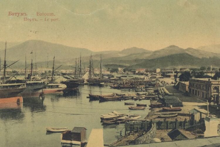 Το λιμάνι του Βατούμ στις αρχές του 20ού αιώνα, σε καρτ ποστάλ. Από εκεί εξαγόταν το πετρέλαιο του Καυκάσου προς τη Μεσόγειο και την Ευρώπη. Μετά την κατασκευή της σιδηροδρομικής γραμμής που συνέδεσε το Μπακού με το Βατούμ το 1883, το λιμάνι έγινε ένα από τα σημαντικότερα κέντρα εξαγωγής πετρελαίου στον κόσμο (πηγή: coe.int/colourful-stories-of-old-batumi)