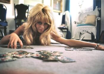 Φωτογραφία της «Μπεμπέ» διά χειρός του Καναδού φωτογράφου  Douglas Kirkland (φωτ. αρχείου:
EPA/DOUGLAS KIRKLAND / CELEBRITY VAULT MANDATORY/  Ministere de la Culture - France / Mediatheque de l'Architecture et du Patrimoine, Dist. RMN)