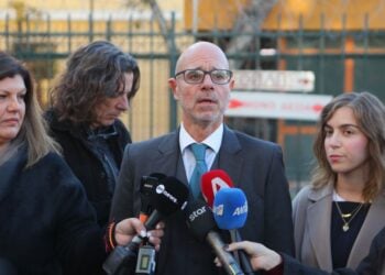 Ο συνήγορος της ηθοποιού Δήμητρας Ματσούκα, έξω στα δικαστήρια της πρώην Σχολής Ευελπίδων (φωτ.: Σωτήρης Δημητρόπουλος/ EUROKINISSI)