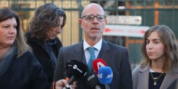 Ο συνήγορος της ηθοποιού Δήμητρας Ματσούκα, έξω στα δικαστήρια της πρώην Σχολής Ευελπίδων (φωτ.: Σωτήρης Δημητρόπουλος/ EUROKINISSI)