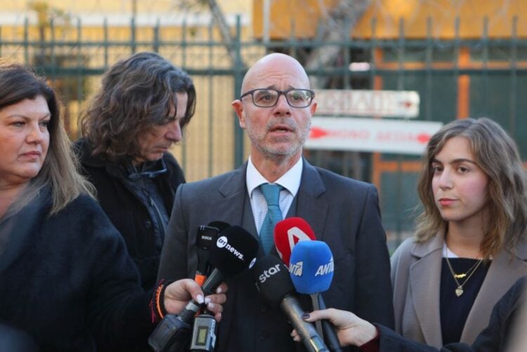 Ο συνήγορος της ηθοποιού Δήμητρας Ματσούκα, έξω στα δικαστήρια της πρώην Σχολής Ευελπίδων (φωτ.: Σωτήρης Δημητρόπουλος/ EUROKINISSI)