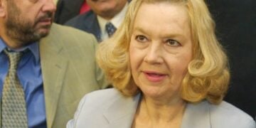 Η Ντόρα Γιαννακοπούλου, τον Οκτώβριο του 2002, στην παρουσίαση του βιβλίου «Για μια ισχυρή Ελλάδα στην Ευρώπη και τον κόσμος», του τότε πρωθυπουργού Κώστα Σημίτη (φωτ.: Τατιάνα Μπόλαρη/ Eurokinissi)