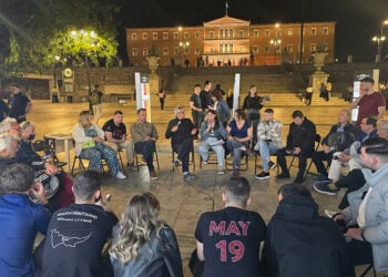 Συζήτηση μπροστά από το περίπτερο, κατά την καθιερωμένη ολονυχτία της 19ης Μαΐου (φωτ. αρχείου: facebook / Ένωση Ποντιακής Νεολαίας Αττικής - ΕΠΟΝΑ)