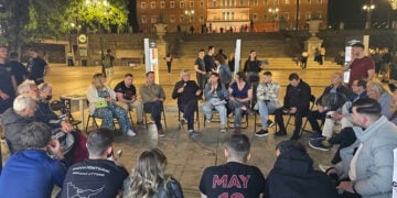Συζήτηση μπροστά από το περίπτερο, κατά την καθιερωμένη ολονυχτία της 19ης Μαΐου (φωτ. αρχείου: facebook / Ένωση Ποντιακής Νεολαίας Αττικής - ΕΠΟΝΑ)