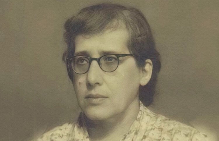 Η Ελένη Ουράνη το 1945, σε φωτογραφία ταυτότητας από το Στούντιο Ξανθάκη (πηγή: Αρχείο ΕΛΙΑ)