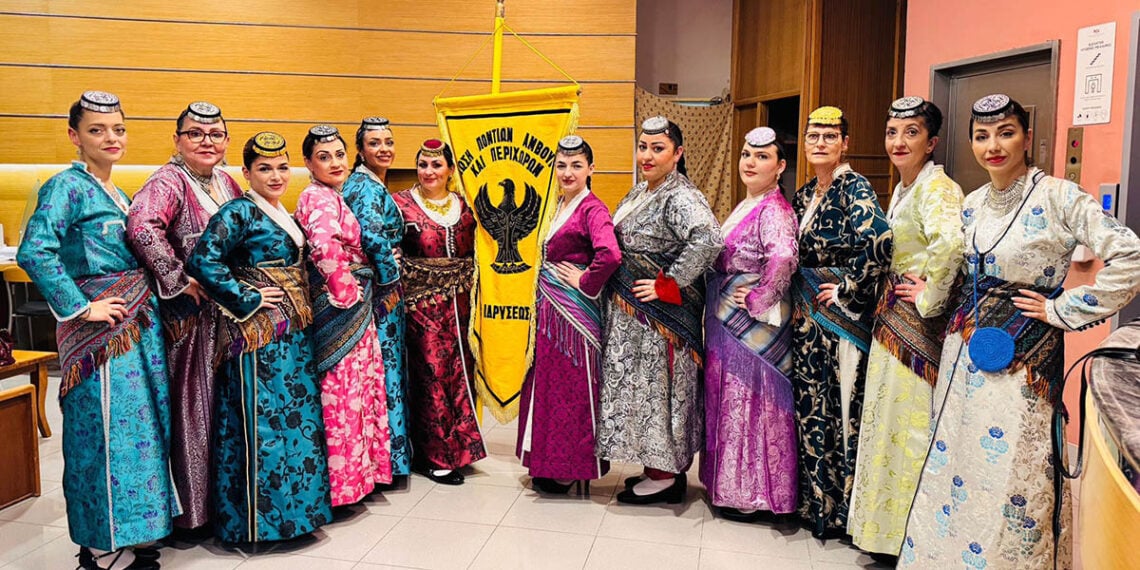 Τα κορίτσια της Ένωσης Ποντίων Αμβρούργου και Περιχώρων, που βρίσκονται στην Κω (φωτ.: Facebook / Enosi Pontion Ambourgo)