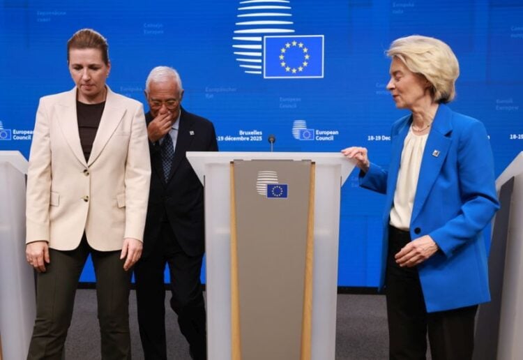 Η Δανή πρωθυπουργός Μέτε Φρέντερικσεν, ο πρόεδρος του Ευρωπαϊκού Κοινοβουλίου Αντόνιο Κόστα και η πρόεδρος της Ευρωπαϊκής Επιτροπής Ούρσουλα φον ντερ Λάιεν, μετά το τέλος της Συνόδου Κορυφής στις Βρυξέλλες (φωτ.: EPA/ OLIVIER HOSLET)