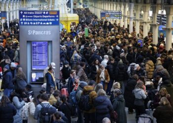 Επιβάτες περιμένουν να επιβιβαστούν σε τρένο της Eurostar, στον σταθμό St Pancras International station, στο Λονδίνο (φωτ.:  EPA/ TOLGA AKMEN)