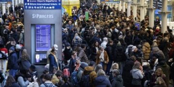 Επιβάτες περιμένουν να επιβιβαστούν σε τρένο της Eurostar, στον σταθμό St Pancras International station, στο Λονδίνο (φωτ.: EPA/ TOLGA AKMEN)