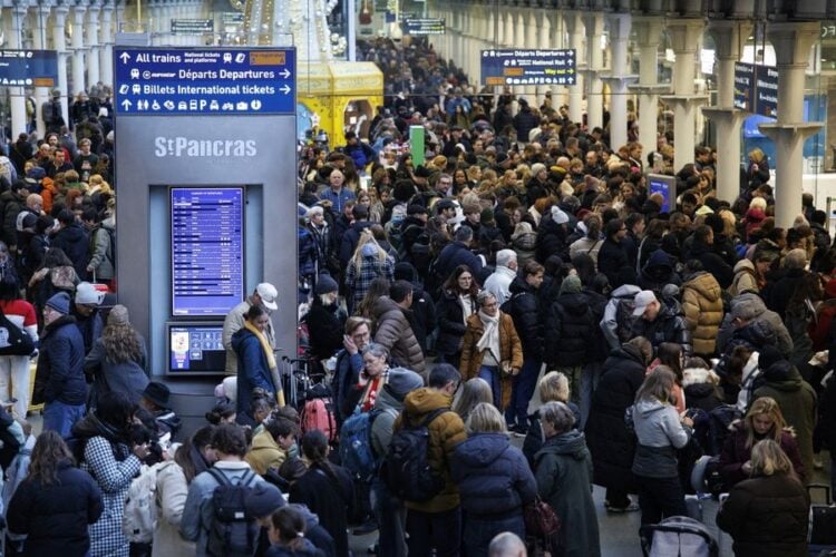 Επιβάτες περιμένουν να επιβιβαστούν σε τρένο της Eurostar, στον σταθμό St Pancras International station, στο Λονδίνο (φωτ.: EPA/ TOLGA AKMEN)