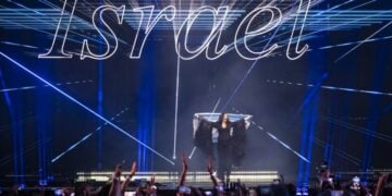 Η Yuval Raphael, υποψήφια του Ισραήλ στον 69ο διαγωνισμό τραγουδιού της Eurovision, στη Βασιλεία της Ελβετίας (φωτ.: EPA/ GEORGIOS KEFALAS)