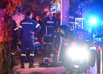 Εικόνα από την Καλλιθέα, όπου παραδόθηκε στις φλόγες διπλοκατοικία (φωτ.: Μιχάλης Καραγιάννης/EUROKINISSI)