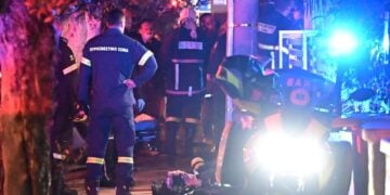 Εικόνα από την Καλλιθέα, όπου παραδόθηκε στις φλόγες διπλοκατοικία (φωτ.: Μιχάλης Καραγιάννης/EUROKINISSI)