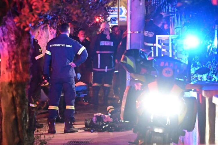 Εικόνα από την Καλλιθέα, όπου παραδόθηκε στις φλόγες διπλοκατοικία (φωτ.: Μιχάλης Καραγιάννης/EUROKINISSI)