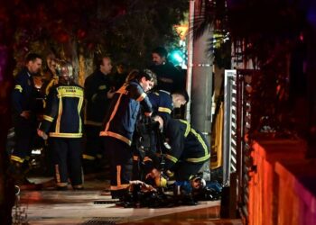 Χωρίς τις αισθήσεις τους ανασύρθηκαν δύο άνδρες από το διαμέρισμα στην Καλλιθέα (φωτ.: Μιχάλης Καραγιάννης/ EUROKINISSI)