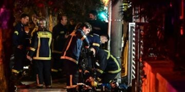 Χωρίς τις αισθήσεις τους ανασύρθηκαν δύο άνδρες από το διαμέρισμα στην Καλλιθέα (φωτ.: Μιχάλης Καραγιάννης/ EUROKINISSI)