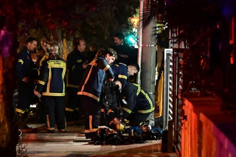 Χωρίς τις αισθήσεις τους ανασύρθηκαν δύο άνδρες από το διαμέρισμα στην Καλλιθέα (φωτ.: Μιχάλης Καραγιάννης/ EUROKINISSI)