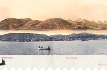 Σε πρώτο πλάνο φωτογραφία των αδελφών Κακούλη που απεικονίζει την Τραπεζούντα μέσα από τον Εύξεινο Πόντο. Στο βάθος λιθογραφία του 1851 με τίτλο «Τραπεζούς» (Trebizond) από τον W. H. Bartlett. (εικ.: Αλεξία Ιωαννίδου)