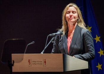 Η Φεντερίκα Μογκερίνι, πριν από ένα χρόνο, κατά τη διάρκεια ομιλίας της για τα 75 χρόνια του Κολεγίου της Ευρώπης, στο Βέλγιο (φωτ. αρχείου: 
EPA/OLIVIER MATTHYS)