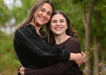 Η Τζώρτζια και η Σεβάνα Παντελή, δύο Ελληνοαυστραλές αδελφές, μιλούν για τον καθημερινό αγώνα τους με τη χρόνια ασθένειά τους (φωτ: The Greek Herald-The Advertiser)