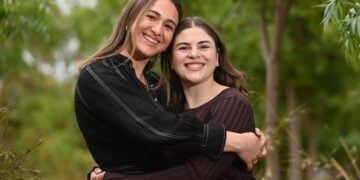 Η Τζώρτζια και η Σεβάνα Παντελή, δύο Ελληνοαυστραλές αδελφές, μιλούν για τον καθημερινό αγώνα τους με τη χρόνια ασθένειά τους (φωτ: The Greek Herald-The Advertiser)