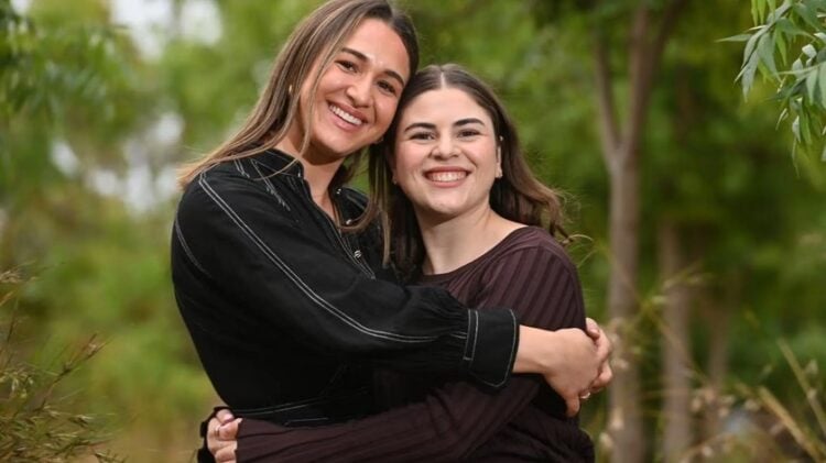 Η Τζώρτζια και η Σεβάνα Παντελή, δύο Ελληνοαυστραλές αδελφές, μιλούν για τον καθημερινό αγώνα τους με τη χρόνια ασθένειά τους (φωτ: The Greek Herald-The Advertiser)