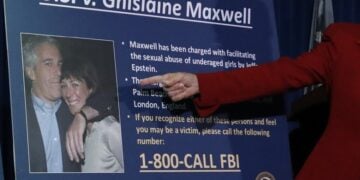 Αναπληρώτρια εισαγγελέας για τη νότια Περιφέρεια της Νέας Υόρκης παραχωρεί συνέντευξη Τύπου για τις κατηγορίες εναντίον της Γκισλέιν Μάξγουελ το 2020 (φωτ.: EPA/Jason Szenes)