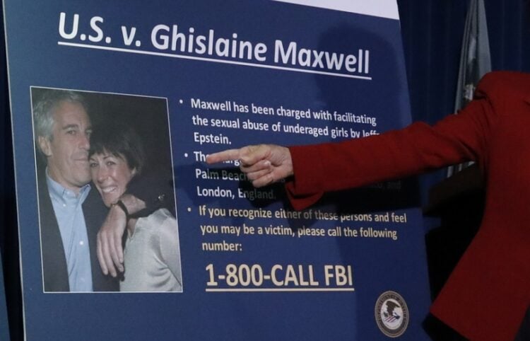 Αναπληρώτρια εισαγγελέας για τη νότια Περιφέρεια της Νέας Υόρκης παραχωρεί συνέντευξη Τύπου για τις κατηγορίες εναντίον της Γκισλέιν Μάξγουελ το 2020 (φωτ.: EPA/Jason Szenes)