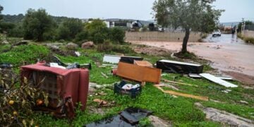 Εικόνα από την περιοχή της Μάνδρας μετά το πέρασμα του «Byron», την περασμένη Πέμπτη  (φωτ.: Τατιάνα Μπόλαρη/ EUROKINISSI)