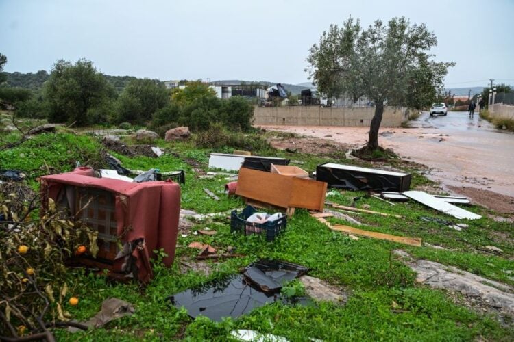 Εικόνα από την περιοχή της Μάνδρας μετά το πέρασμα του «Byron», την περασμένη Πέμπτη  (φωτ.: Τατιάνα Μπόλαρη/ EUROKINISSI)