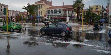 Κόσμος περπατά κρατώντας ομπρέλες, κατά τη διάρκεια της κακοκαιρίας με ισχυρή χαλαζόπτωση και βροχοπτώσεις στη Μυτιλήνη (φωτ.: ΑΠΕ-ΜΠΕ/ΗΛΙΑΣ ΜΑΡΚΟΥ)