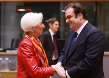 Ο Κυριάκος Πιερρακάκης, ομόφωνα νέος πρόεδρος του Eurogroup μετά την απόσυρση της υποψηφιότητας του Βέλγου ομολόγου, με την πρόεδρο της Ευρωπαϊκής Κεντρικής Τράπεζας Κριστίν Λαγκάρντ (φωτ.: 
EPA/OLIVIER HOSLET)