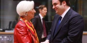Ο Κυριάκος Πιερρακάκης, ομόφωνα νέος πρόεδρος του Eurogroup μετά την απόσυρση της υποψηφιότητας του Βέλγου ομολόγου, με την πρόεδρο της Ευρωπαϊκής Κεντρικής Τράπεζας Κριστίν Λαγκάρντ (φωτ.:
EPA/OLIVIER HOSLET)