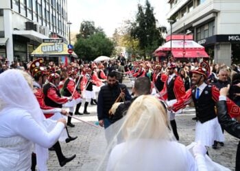 Η Εύξεινος Λέσχη Αθηνών, παραμονές των Χριστουγέννων του 2024, παρουσίασε  για πρώτη φορά στο κέντρο της Αθήνας, το δρώμενο των Μωμόγερων (φωτ. αρχείου: Τατιάνα Μπόλαρη / EUROKINISSI)