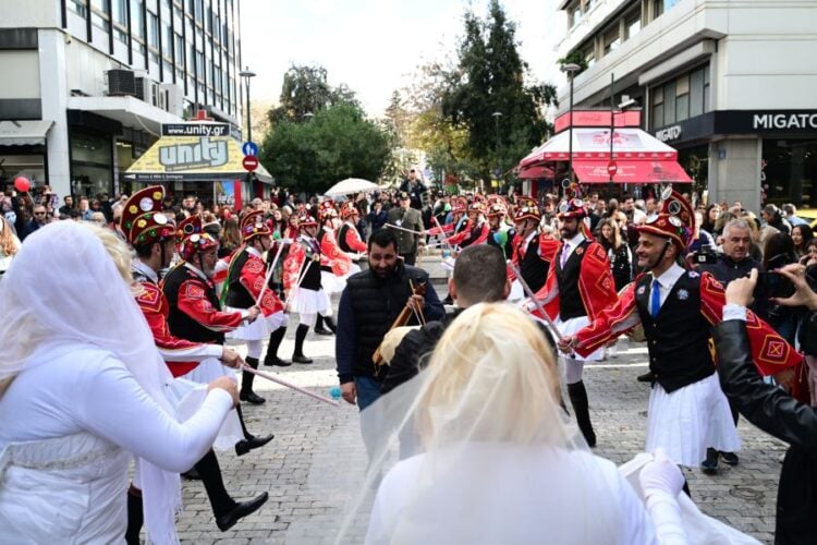 Η Εύξεινος Λέσχη Αθηνών, παραμονές των Χριστουγέννων του 2024, παρουσίασε για πρώτη φορά στο κέντρο της Αθήνας, το δρώμενο των Μωμόγερων (φωτ. αρχείου: Τατιάνα Μπόλαρη / EUROKINISSI)