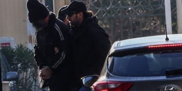 Ο 60χρονος γιος της Ελένης Παπαδοπούλου οδηγήθηκε από αστυνομικούς στον ανακριτή (φωτ.: EUROKINISSI/Γιάννης Παναγόπουλος)