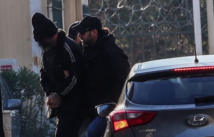 Ο 60χρονος γιος της Ελένης Παπαδοπούλου οδηγήθηκε από αστυνομικούς στον ανακριτή (φωτ.: EUROKINISSI/Γιάννης Παναγόπουλος)