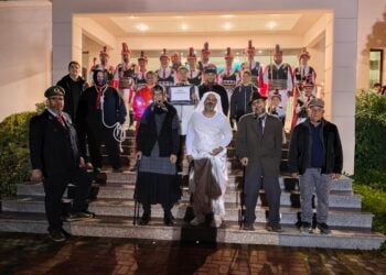 Λίγο προτού... μπουκάρουν στο Κτήμα Αφροδίτη, στην Αλεξάνδρεια Ημαθίας (φωτ.: Facebook / Σύλλογος Ποντίων Μακροχωρίου)