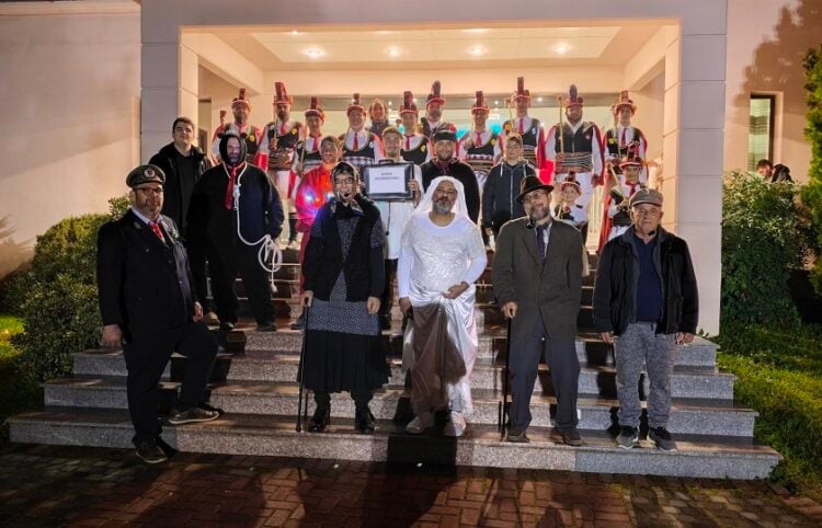 Λίγο προτού... μπουκάρουν στο Κτήμα Αφροδίτη, στην Αλεξάνδρεια Ημαθίας (φωτ.: Facebook / Σύλλογος Ποντίων Μακροχωρίου)