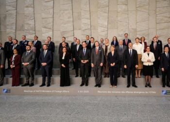 Οικογενειακή φωτογραφία των υπουργών Εξωτερικών των χωρών-μελών του NATO, στην έδρα του στις Βρυξέλλες (φωτ.:  EPA/GIUSEPPE LAMI)