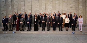 Οικογενειακή φωτογραφία των υπουργών Εξωτερικών των χωρών-μελών του NATO, στην έδρα του στις Βρυξέλλες (φωτ.:  EPA/GIUSEPPE LAMI)