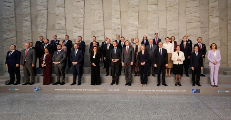 Οικογενειακή φωτογραφία των υπουργών Εξωτερικών των χωρών-μελών του NATO, στην έδρα του στις Βρυξέλλες (φωτ.:  EPA/GIUSEPPE LAMI)
