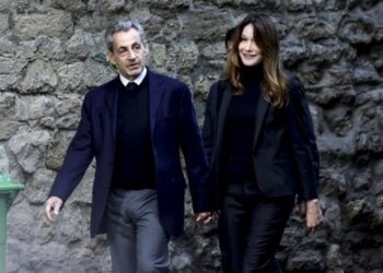 Ο πρώην πρόεδρος της Γαλλίας Νικολά Σαρκοζί με τη σύζυγό του Κάρλα Μπρούνι, έξω από το σπίτι τους στο Παρίσι (φωτ.:  EPA/TERESA SUAREZ)