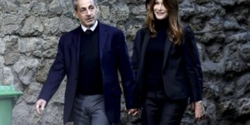 Ο πρώην πρόεδρος της Γαλλίας Νικολά Σαρκοζί με τη σύζυγό του Κάρλα Μπρούνι, έξω από το σπίτι τους στο Παρίσι (φωτ.:  EPA/TERESA SUAREZ)