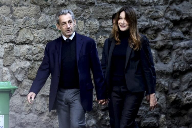 Ο πρώην πρόεδρος της Γαλλίας Νικολά Σαρκοζί με τη σύζυγό του Κάρλα Μπρούνι, έξω από το σπίτι τους στο Παρίσι (φωτ.:  EPA/TERESA SUAREZ)