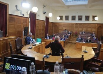 Εικόνα από την Εξεταστική Επιτροπή της Βουλής, «Για τη διερεύνηση όλων των ζητημάτων που έχουν ανακύψει σχετικά με τη λειτουργία του Οργανισμού Πληρωμών και Ελέγχου Κοινοτικών Ενισχύσεων Προσανατολισμού και Εγγυήσεων (ΟΠΕΚΕΠΕ), με γνώμονα την ανάδειξη τυχόν ευθυνών και την αποκατάσταση της αξιοπιστίας του συστήματος πληρωμής των αγροτικών ενισχύσεων, ώστε να αποτελεί έναν αξιόπιστο, αποτελεσματικό και δίκαιο μηχανισμό για όλους τους παράγωγους της χώρας». Σήμερα καταθέτει ο Εμμανουήλ Χνάρης, βουλευτής ΠΑΣΟΚ-Κίνημα Αλλαγής, πρώην Αντιπεριφερειάρχης Κρήτης (φωτ.: Σωτήρης Δημητρόπουλος/ EUROKINISSI)